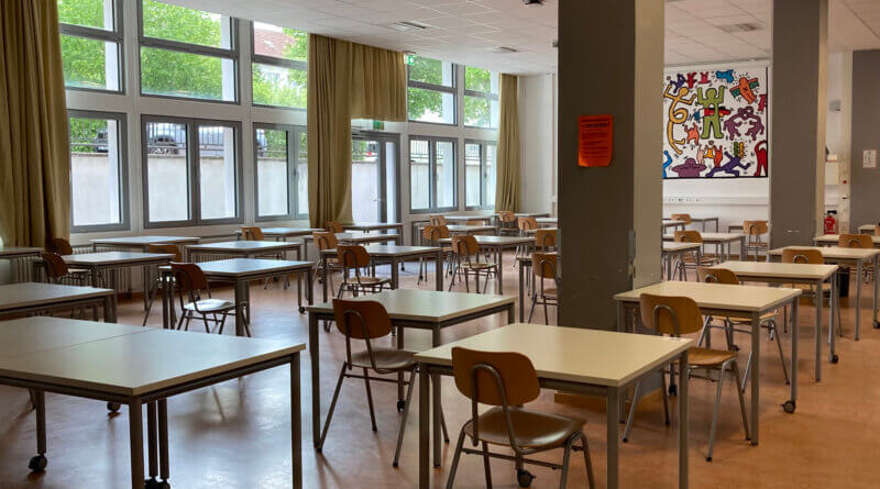 Salle polyvalente après les dernières épreuves écrites du bac ( Photo : Poetsch / Camäléon)